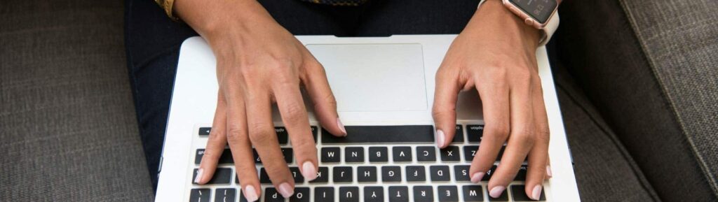 Imagem de pessoa digitando