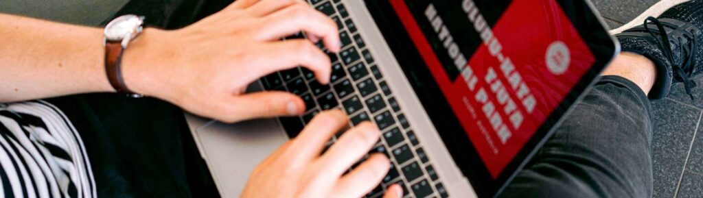 Mãos no teclado de um notebook.