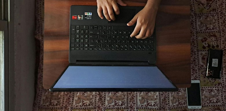 Como usar tags? Descubra mais detalhes a seguir! Imagem de pessoa digitando