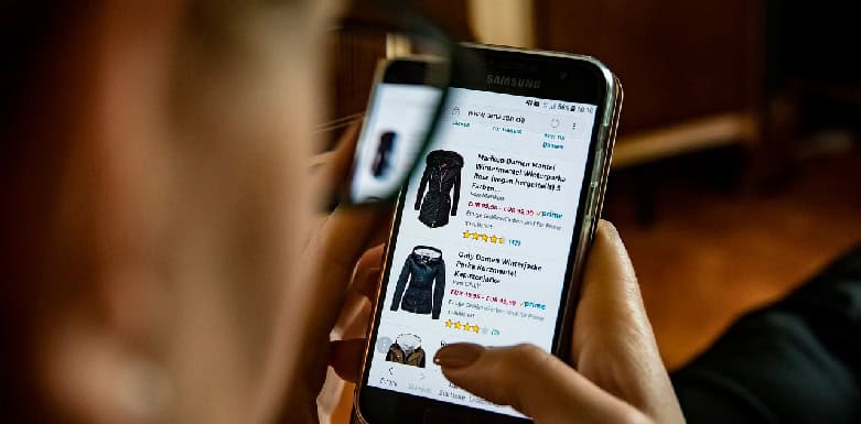 SEO para página de produto: guia completo de otimização Imagem de pessoa digitando