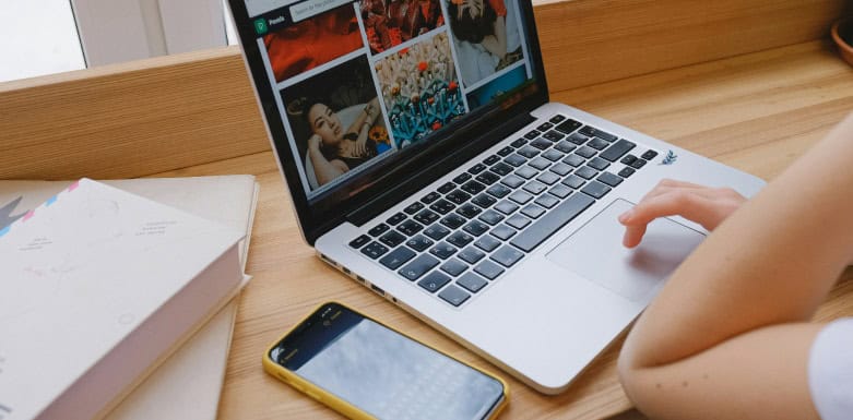 Above the Fold: entenda por que esse espaço importa Notebook em página de site com diferentes imagens.