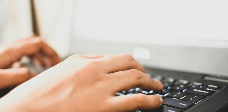 Conteúdo cornerstone: um guia completo sobre o assunto! Mãos digitando no teclado do notebook.
