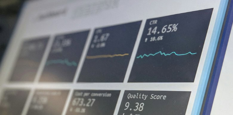 Motivos para investir em SEO: conheça as principais vantagens Tela do computador com KPIs.
