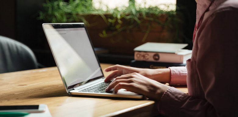 O que é LLM? Entenda sua função e avanços Pessoa digitando no computador.