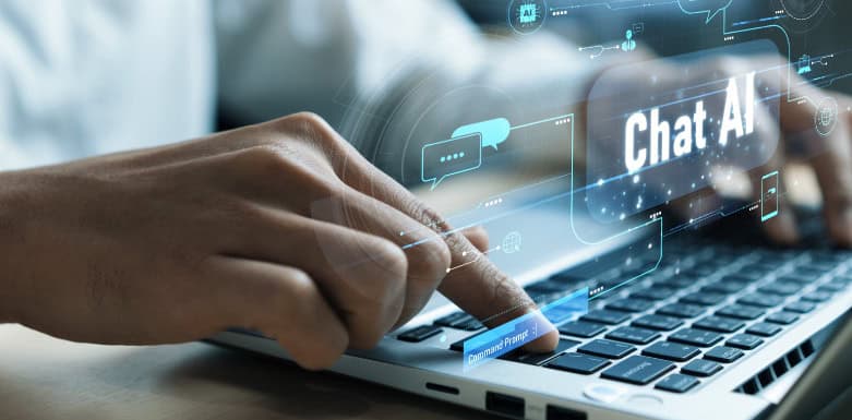 O que é LLM? Entenda sua função e avanços Mãos no teclado e ilustração indicando chat de IA.