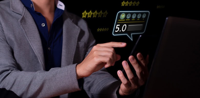 Prova social em SEO: como usar a favor da estratégia? Homem avaliando compra ou serviço no celular e ilustração da avaliação sobrepondo a imagem.