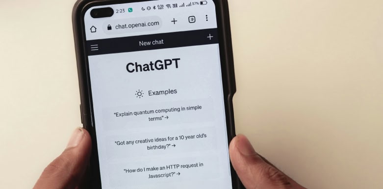 SEO para ChatGPT: como funciona e quais são as vantagens? Página inicial do ChatGPT no celular.