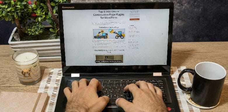 Texto oculto: técnica black hat em SEO Imagem de pessoa digitando