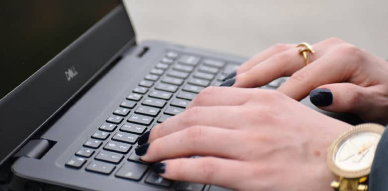 Texto oculto: técnica black hat em SEO Imagem de pessoa digitando