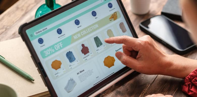 Crescimento do e-commerce no Brasil: veja como o SEO influenciou esse movimento! Mão selecionando peça em loja online.