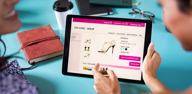 Imagem de pessoa acessando website de compras