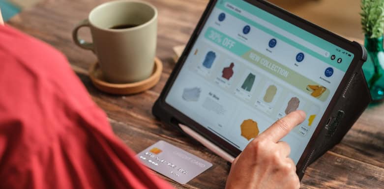 Entenda como a jornada de compras pode transformar o seu negócio Imagem de pessoa acessando website de compras