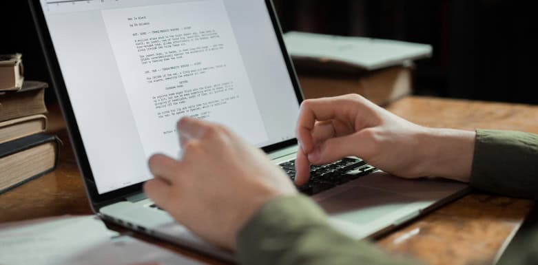 Palavras de transição para SEO: para otimizar seu texto Mãos no teclado do notebook, com documento de texto aberto.