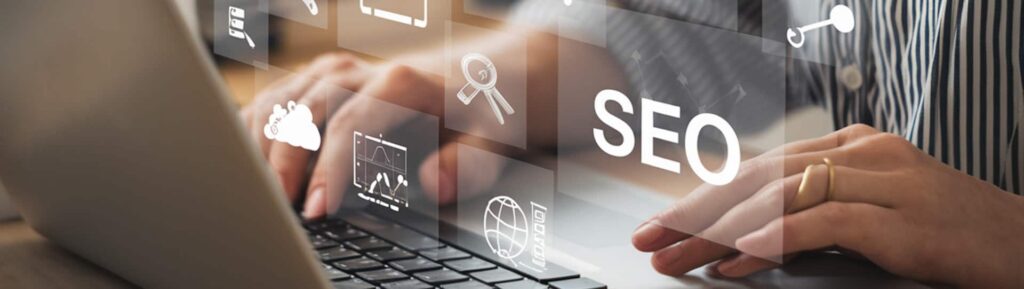 Imagem de pessoa digitando no computador e ilustrações de SEO sobrepondo.