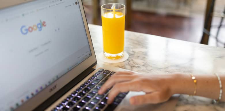 SGE: como funciona a nova experiência de busca do Google? Imagem de pessoa digitando