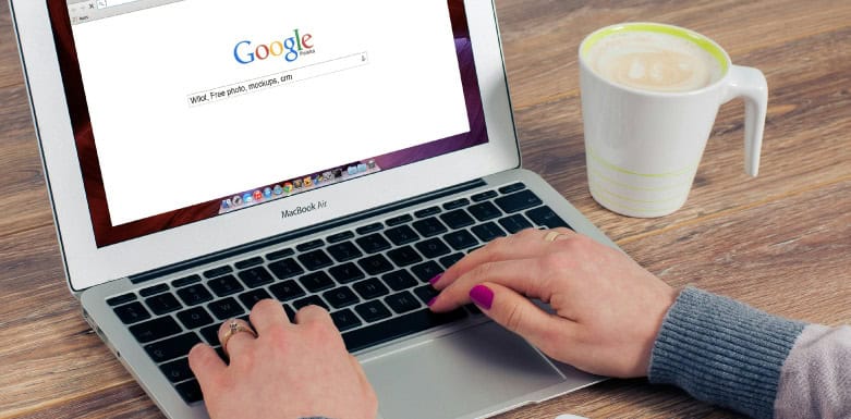 SGE: como funciona a nova experiência de busca do Google? Imagem de pessoa digitando