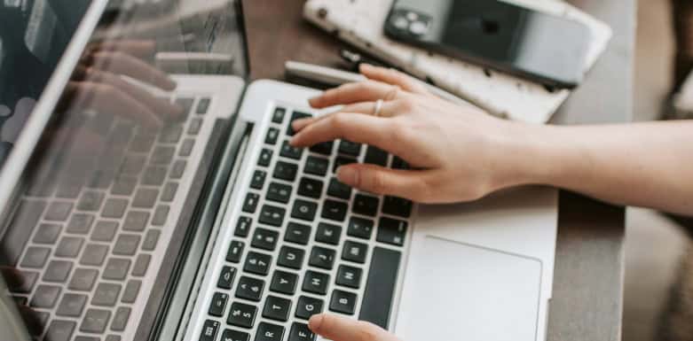 Terceirização de SEO: saiba como funciona e quais os cuidados necessários Mãos no teclado do notebook.