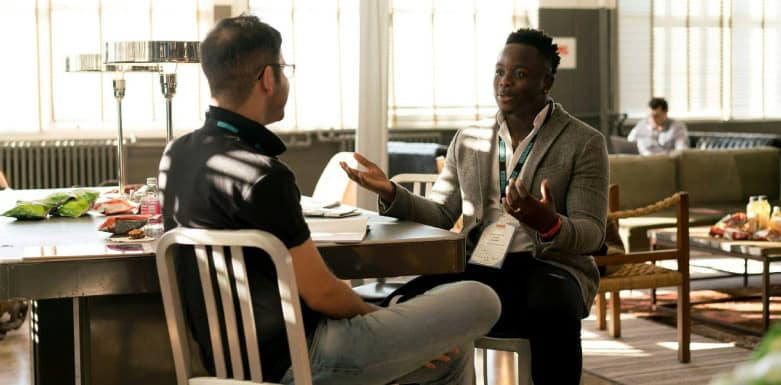 Tipos de leads: conheça as diferenças e suas funções Dois homens conversando sentados frente a frente.