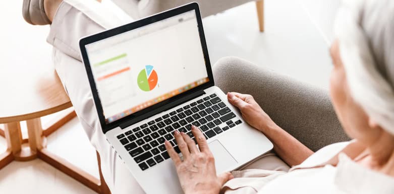 Tráfego direto: para decisões estratégicas precisas Imagem de pessoa digitando em computador