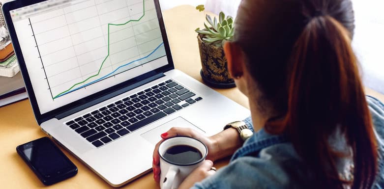 Tráfego direto: para decisões estratégicas precisas Imagem de pessoa digitando em computador