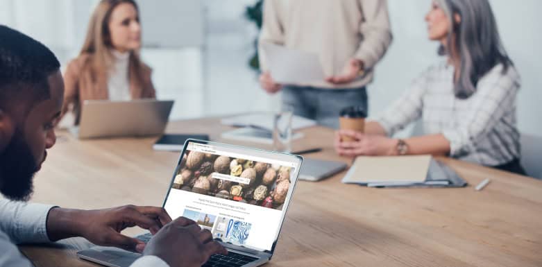 Exemplos de landing page: entenda a sua importância para a conversão Imagem de computador aberto
