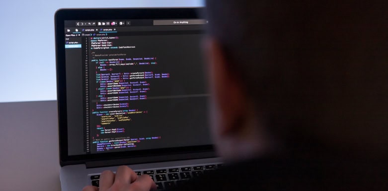 O que é JSON? Guia sobre a estrutura de dados para a web Imagem de tela com código