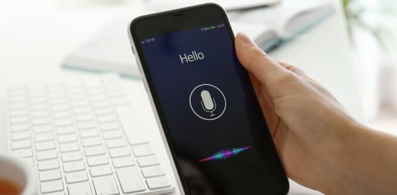 Voice Search Optimization: como melhorar a visibilidade do seu site Imagem de comando por voz