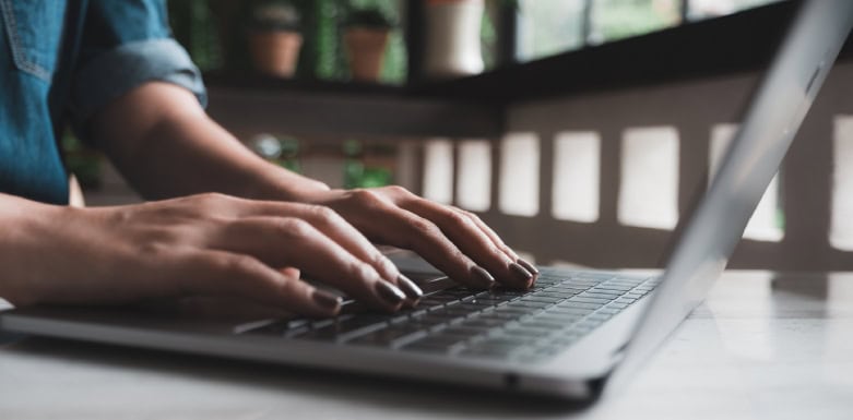 SEO multimodal: conheça mais sobre essa estratégia Imagem de pessoa digitando