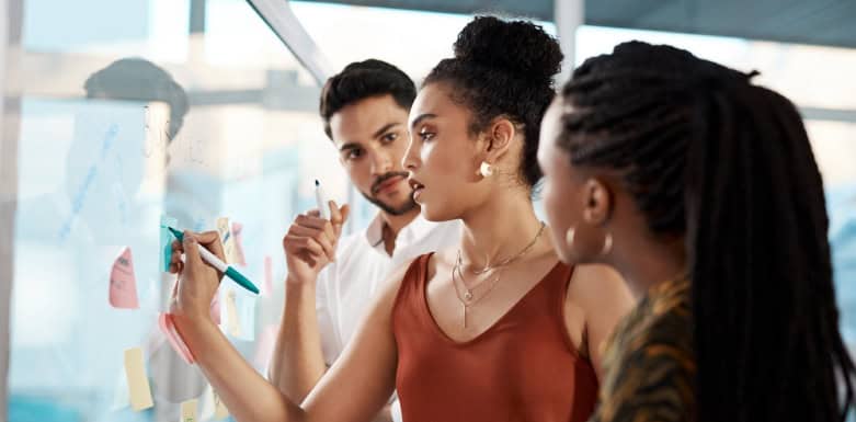 Estratégia de marca: como ela transforma seu negócio? Imagem de reunião de pessoas