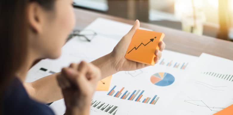 Funil de marketing digital: o que é e como funciona? Imagem de pessoa vendo dados