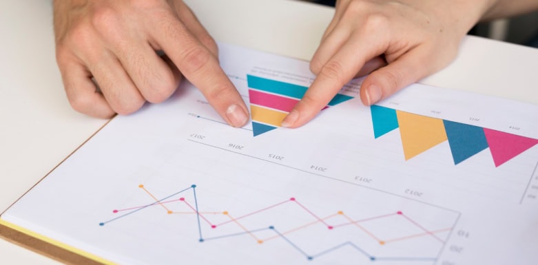 Funil de marketing digital: o que é e como funciona? Imagem de pessoa vendo dados