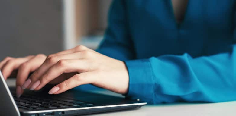 Conteúdo humanizado: um guia completo sobre o assunto Mãos digitando no teclado.