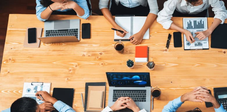 Tendências de SEO para 2026: como se manter atualizado e preparado? Imagem de pessoas em reunião