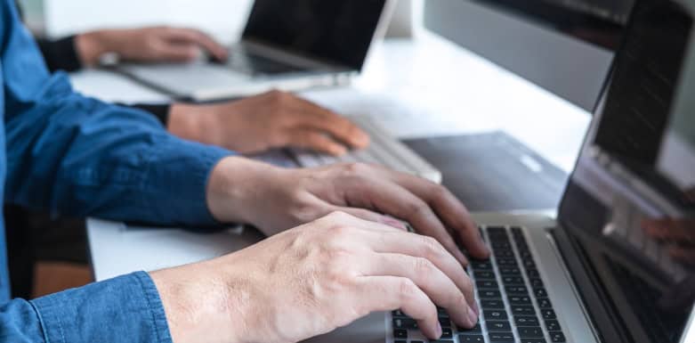 Tendências de SEO para 2026: como se manter atualizado e preparado? Imagem de pessoas digitando