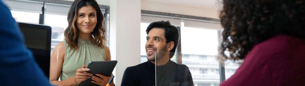 Imagem de pessoas em reunião