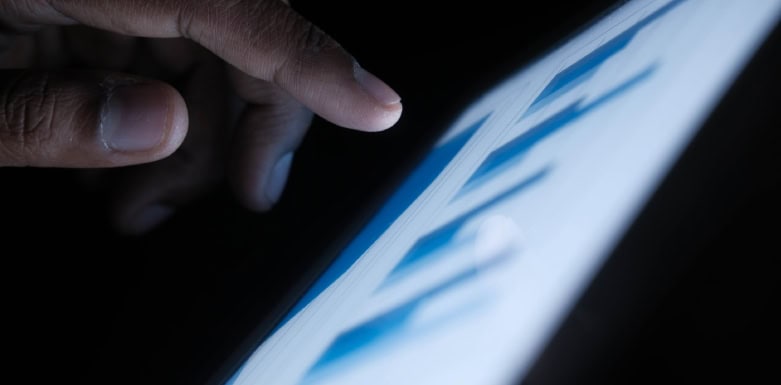 AdTech: confira mais sobre o assunto Mãos em tela do celular.