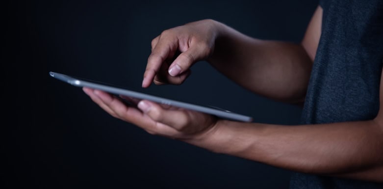 AdTech: confira mais sobre o assunto Pessoa segurando um tablet.