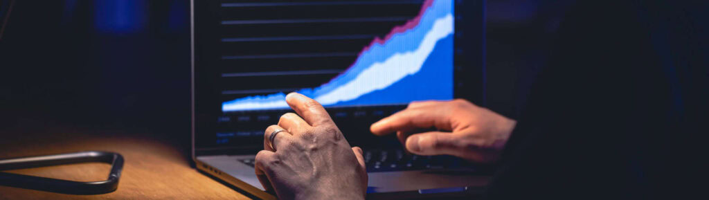 Mãos prestes a digitar no teclado.