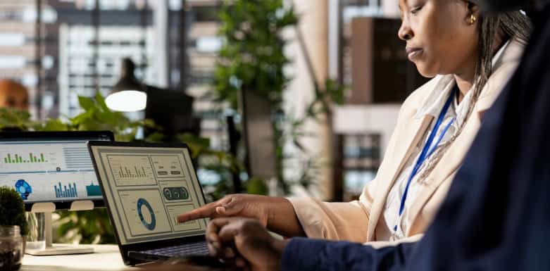 Account-Based Marketing: o que é e como utilizá-lo? Imagem de pessoa analisando dados