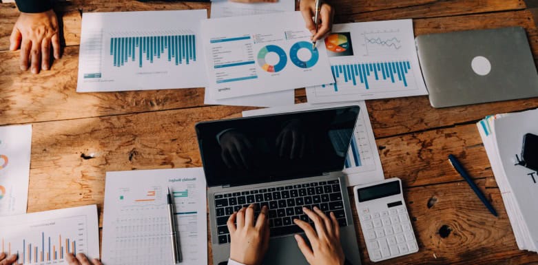 Account-Based Marketing: o que é e como utilizá-lo? Imagem de pessoa analisando dados