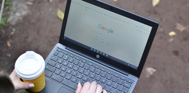 Zero-click search: entenda o que é e como funciona a busca Computador aberto em página do Google.